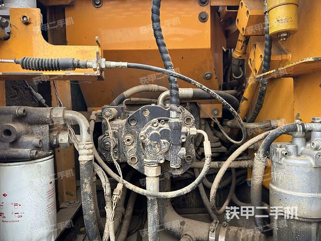 液壓泵艙室正面整體(整機外觀) 液壓泵艙室正面整體(整機外觀)