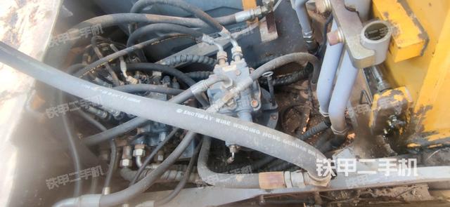 回轉(zhuǎn)馬達(dá)和主控閥（整機(jī)外觀）