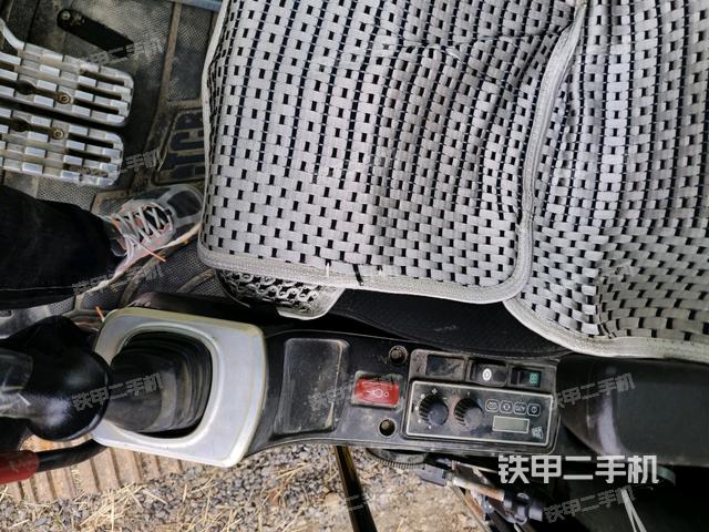 座椅左側(cè)控制臺(tái)/音響/含左手柄(駕駛室部分) 座椅左側(cè)控制臺(tái)/音響/含左手柄(駕駛室部分)
