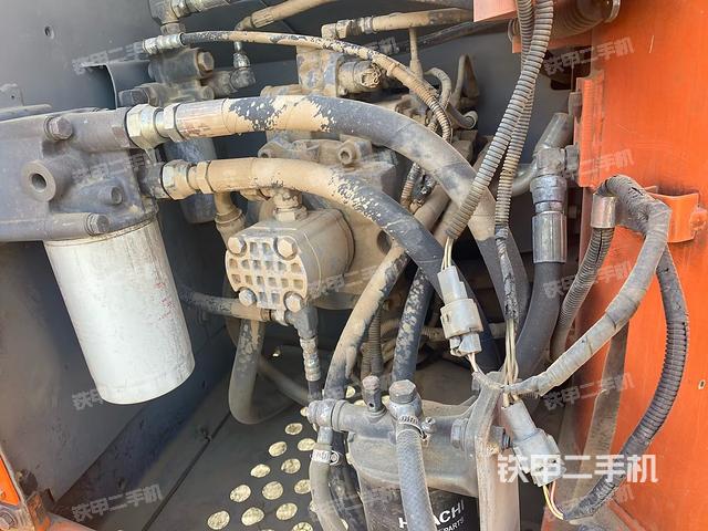 液壓泵艙室正面整體（整機外觀）