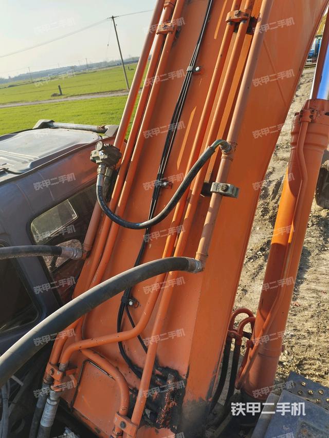 大臂背部俯視(工作和回轉(zhuǎn)裝置) 大臂背部俯視(工作和回轉(zhuǎn)裝置)