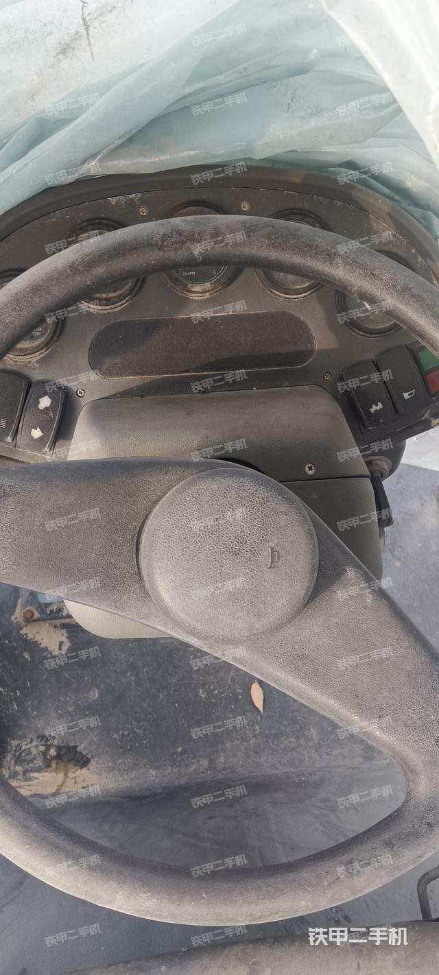 駕駛室操作臺(tái)（設(shè)備外觀及核心部件）