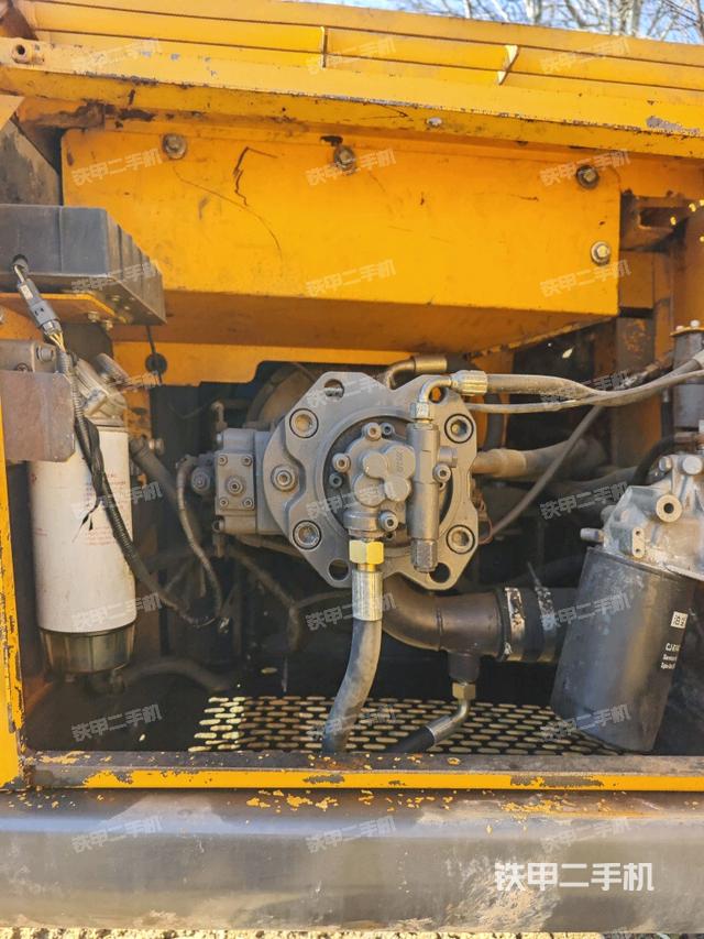 液壓泵艙室正面整體（整機(jī)外觀）