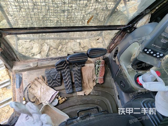 行走控制手柄和踏板?俯拍（駕駛室部分）