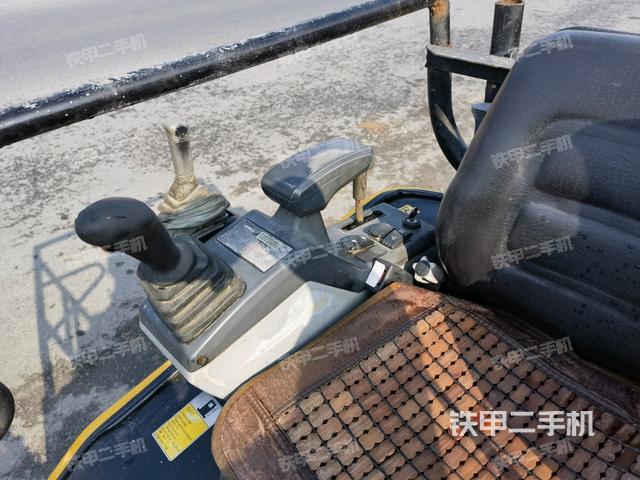 座椅右側(cè)控制臺(tái)/鑰匙門/油門/含右手柄(駕駛室部分) 座椅右側(cè)控制臺(tái)/鑰匙門/油門/含右手柄(駕駛室部分)