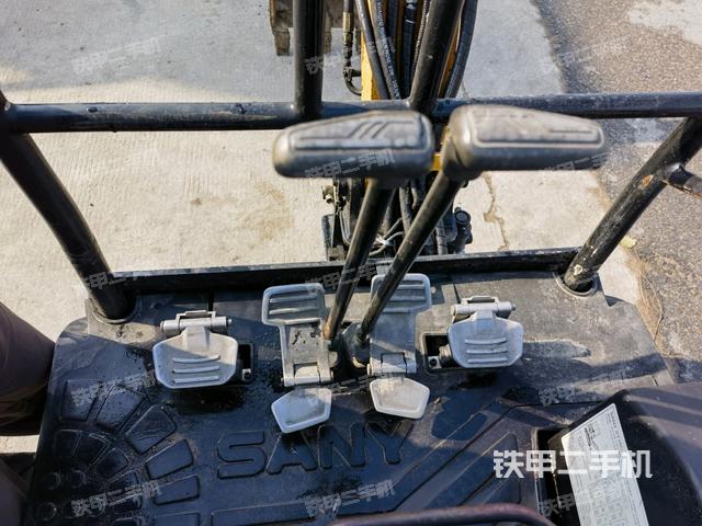 行走控制手柄和踏板?俯拍(駕駛室部分) 行走控制手柄和踏板?俯拍(駕駛室部分)