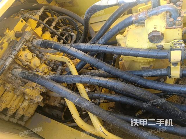 回轉(zhuǎn)馬達(dá)和主控閥（整機(jī)外觀）