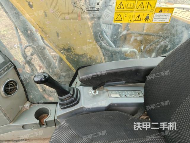 行走控制手柄和踏板?俯拍（駕駛室部分）