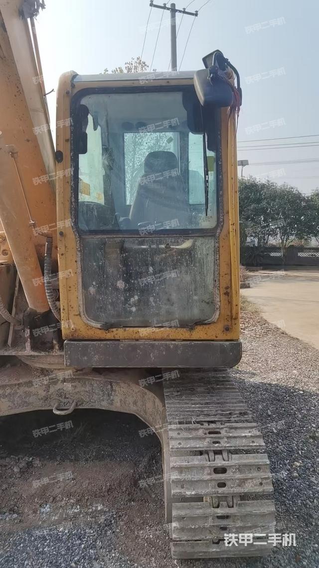 駕駛室整體(整機(jī)外觀) 駕駛室整體(整機(jī)外觀)