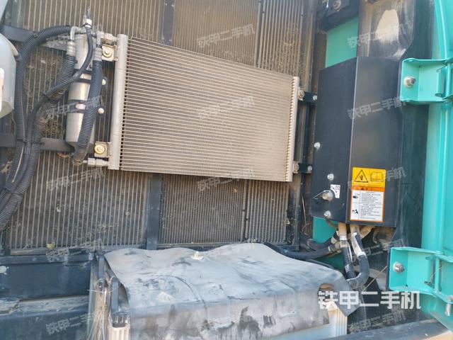 散熱器正面(大件艙室) 散熱器正面(大件艙室)