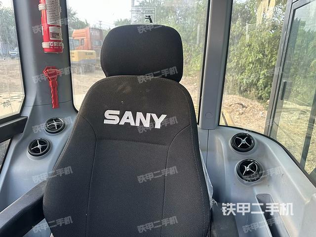 座椅右側(cè)控制臺(tái)/鑰匙門/油門/含右手柄（駕駛室部分）