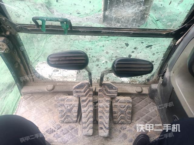 行走控制手柄和踏板?俯拍（駕駛室部分）