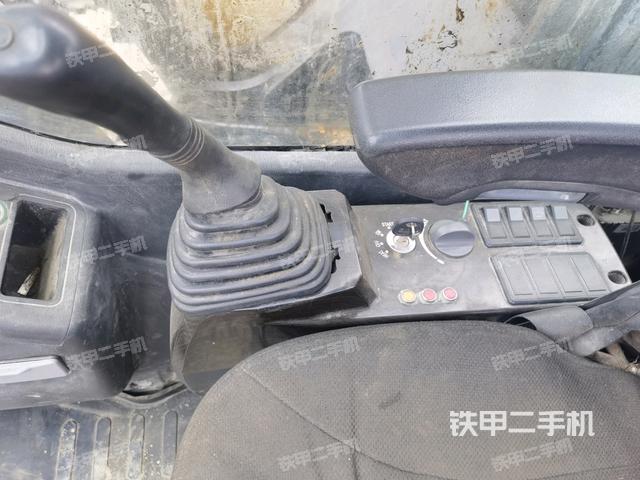 座椅右側(cè)控制臺/鑰匙門/油門/含右手柄(駕駛室部分) 座椅右側(cè)控制臺/鑰匙門/油門/含右手柄(駕駛室部分)