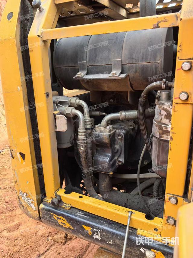 液壓泵艙室正面整體(整機(jī)外觀) 液壓泵艙室正面整體(整機(jī)外觀)