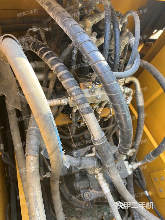 回轉(zhuǎn)馬達和主控閥（整機外觀）