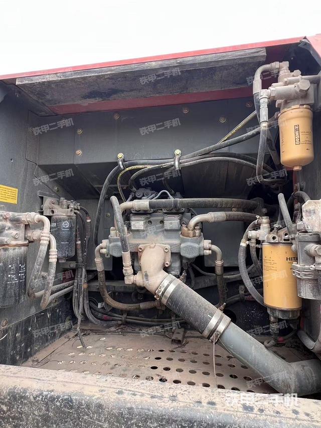 液壓泵艙室正面整體（整機外觀）