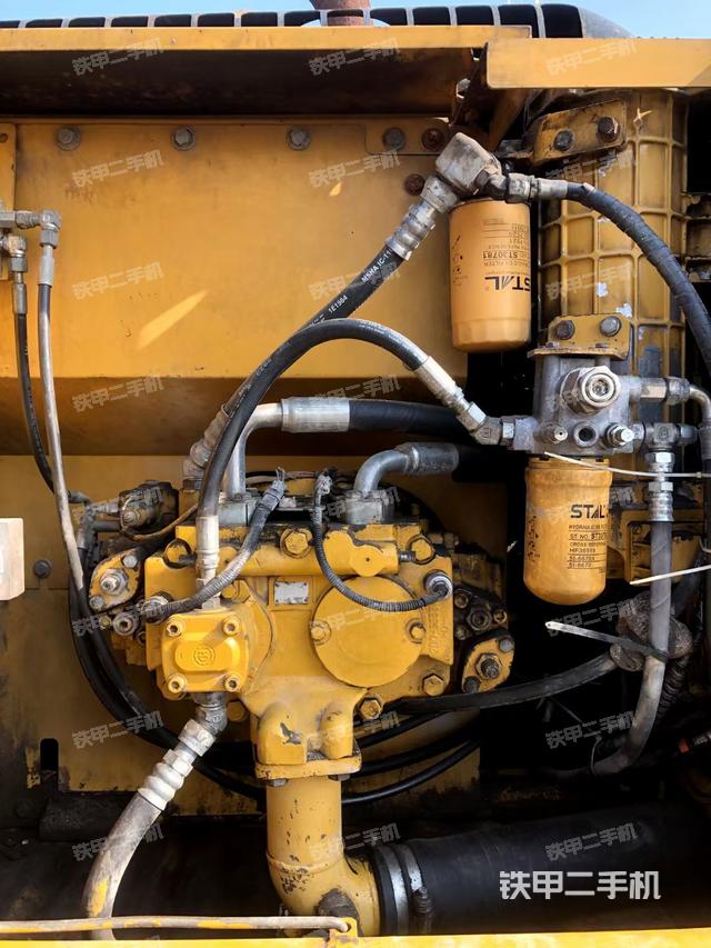 液壓泵艙室正面整體(整機外觀) 液壓泵艙室正面整體(整機外觀)