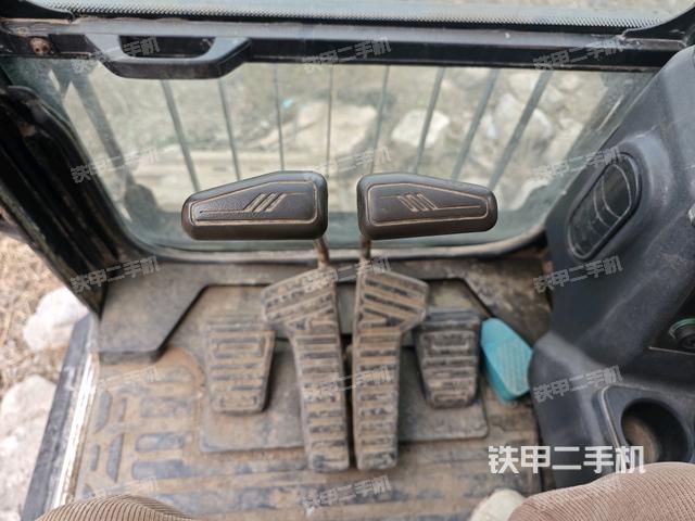 行走控制手柄和踏板?俯拍（駕駛室部分）