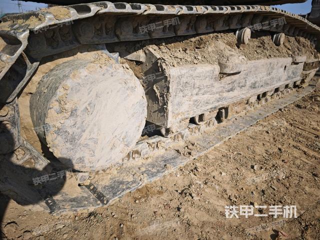 單側(cè)履帶整體(整機(jī)外觀) 單側(cè)履帶整體(整機(jī)外觀)