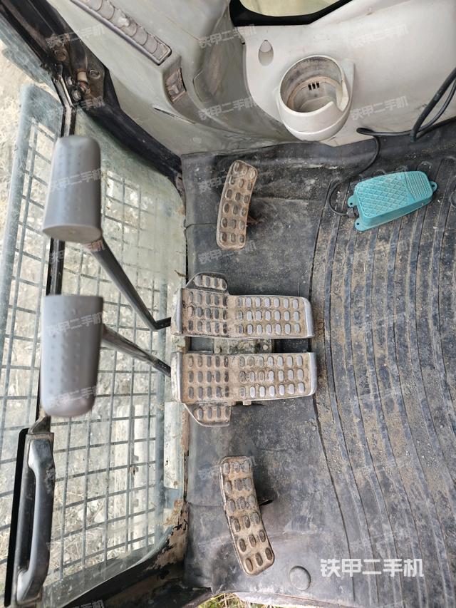 行走控制手柄和踏板?俯拍（駕駛室部分）