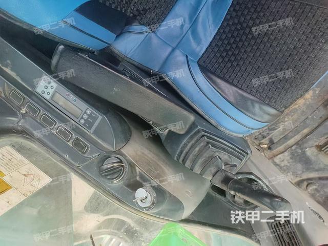 座椅右側控制臺/鑰匙門/油門/含右手柄(駕駛室部分) 座椅右側控制臺/鑰匙門/油門/含右手柄(駕駛室部分)