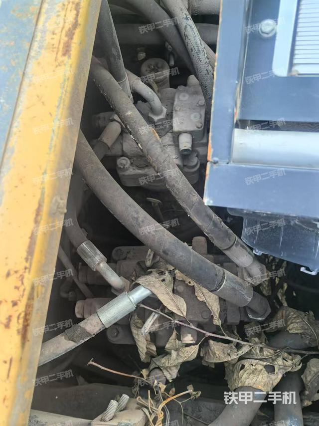 回轉(zhuǎn)馬達(dá)和主控閥（整機(jī)外觀）