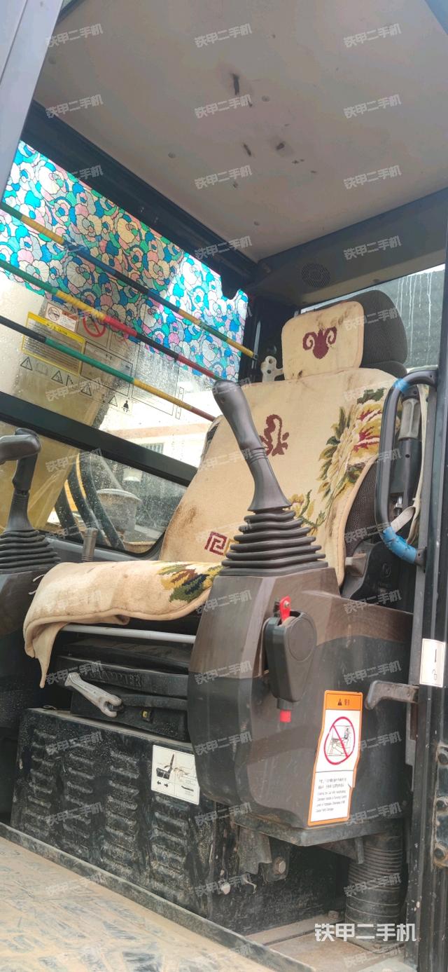 駕駛室整體(整機(jī)外觀) 駕駛室整體(整機(jī)外觀)