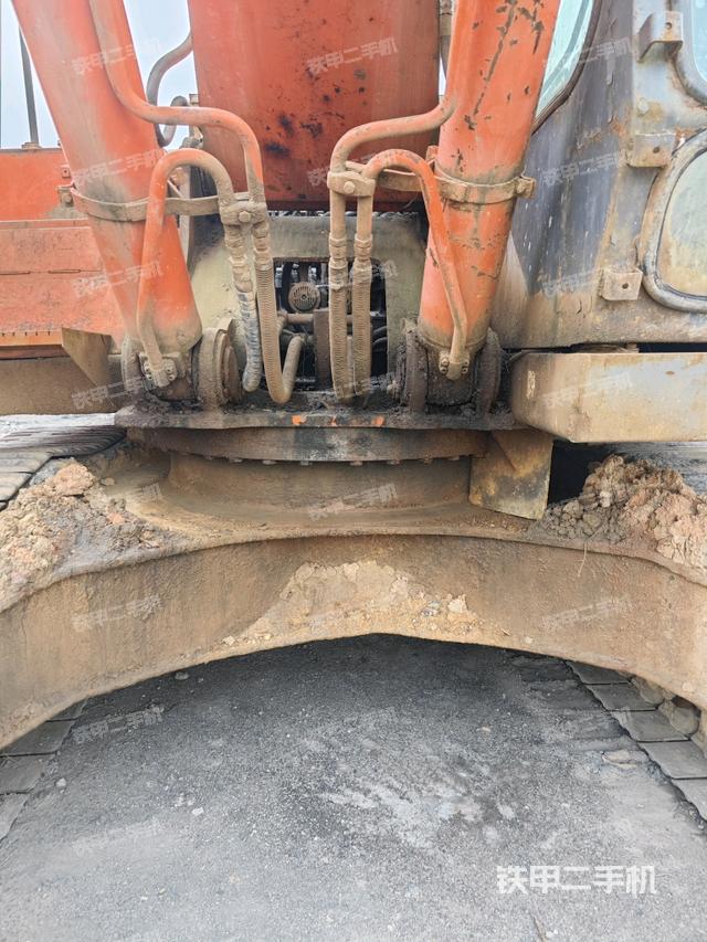 轉(zhuǎn)盤和下車架正前(工作和回轉(zhuǎn)裝置) 轉(zhuǎn)盤和下車架正前(工作和回轉(zhuǎn)裝置)