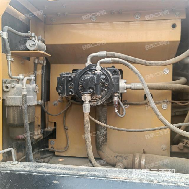 液壓泵艙室正面整體（整機外觀）