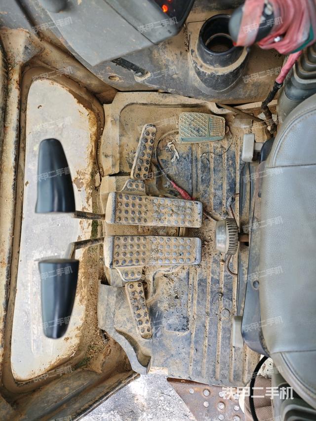 行走控制手柄和踏板?俯拍(駕駛室部分) 行走控制手柄和踏板?俯拍(駕駛室部分)