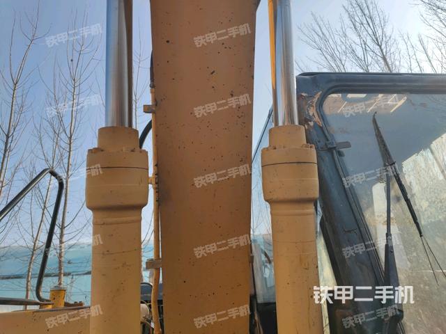 大臂油缸整体 竖拍(工作和回转装置) 大臂油缸整体 竖拍(工作和回转装置)