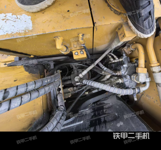 回轉(zhuǎn)馬達(dá)和主控閥(整機(jī)外觀) 回轉(zhuǎn)馬達(dá)和主控閥(整機(jī)外觀)