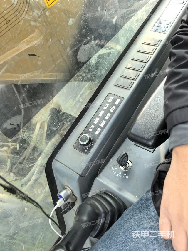 座椅右側(cè)控制臺/鑰匙門/油門/含右手柄（駕駛室部分）