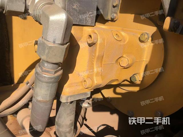 液壓泵艙室正面整體（整機外觀）