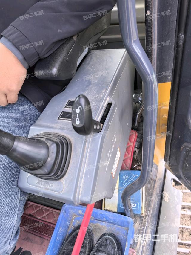 座椅左側(cè)控制臺/音響/含左手柄（駕駛室部分）