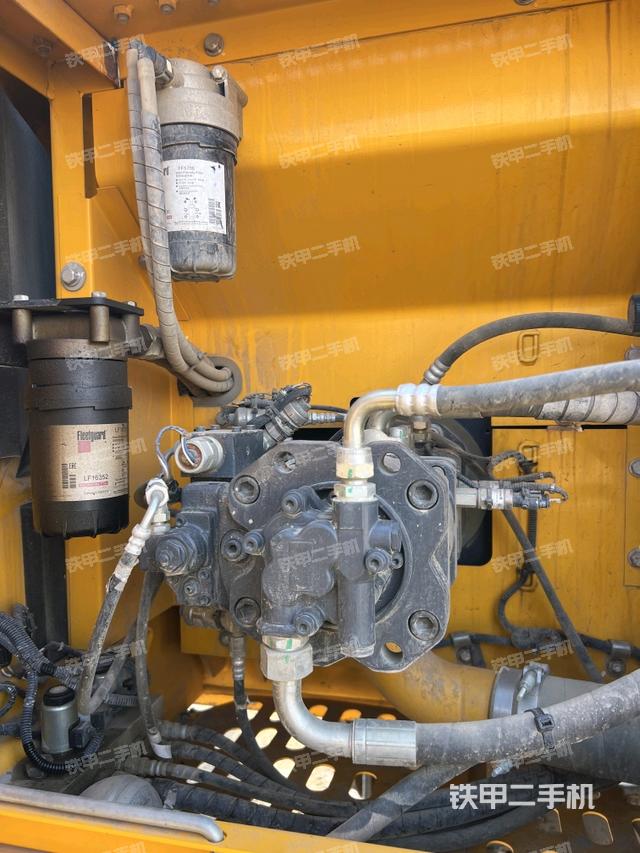 液壓泵艙室正面整體（整機外觀）