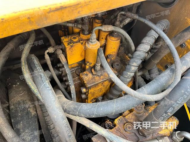 回轉(zhuǎn)馬達和主控閥(整機外觀) 回轉(zhuǎn)馬達和主控閥(整機外觀)