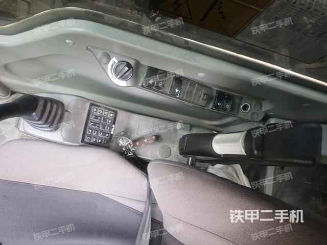 行走控制手柄和踏板?俯拍（駕駛室部分）