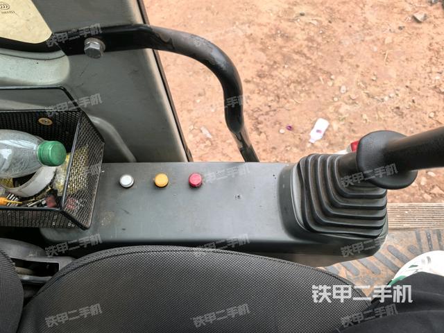 座椅左側(cè)控制臺/音響/含左手柄(駕駛室部分) 座椅左側(cè)控制臺/音響/含左手柄(駕駛室部分)