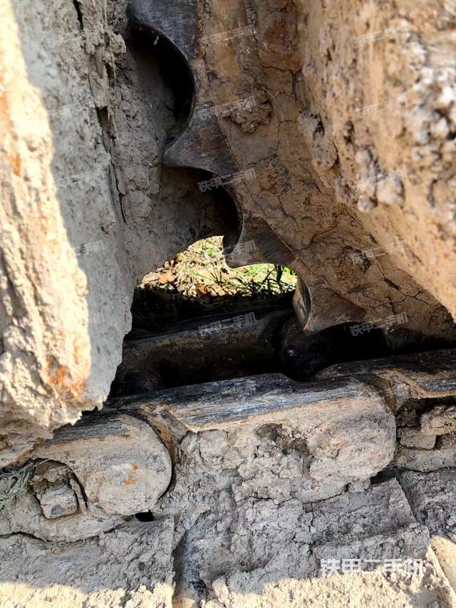 單側(cè)履帶整體(整機外觀) 單側(cè)履帶整體(整機外觀)