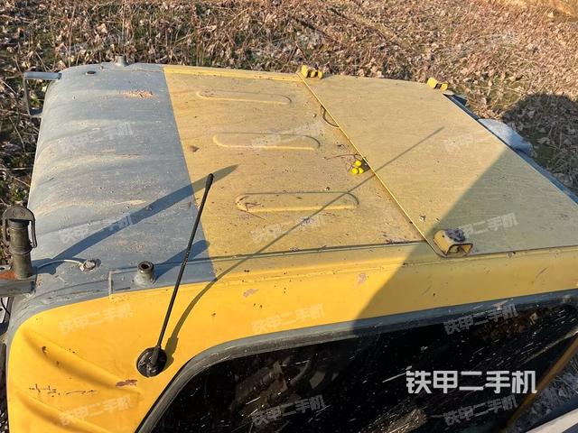 駕駛室頂部(整機(jī)外觀) 駕駛室頂部(整機(jī)外觀)