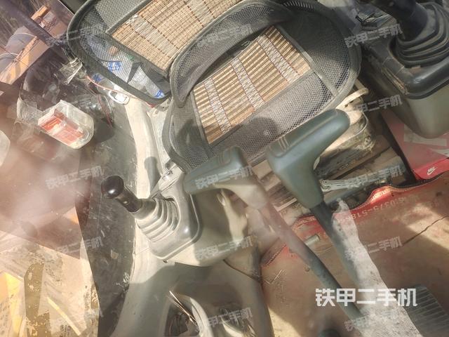 座椅左側(cè)控制臺/音響/含左手柄(駕駛室部分) 座椅左側(cè)控制臺/音響/含左手柄(駕駛室部分)