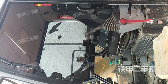 駕駛室頂部(整機(jī)外觀) 駕駛室頂部(整機(jī)外觀)