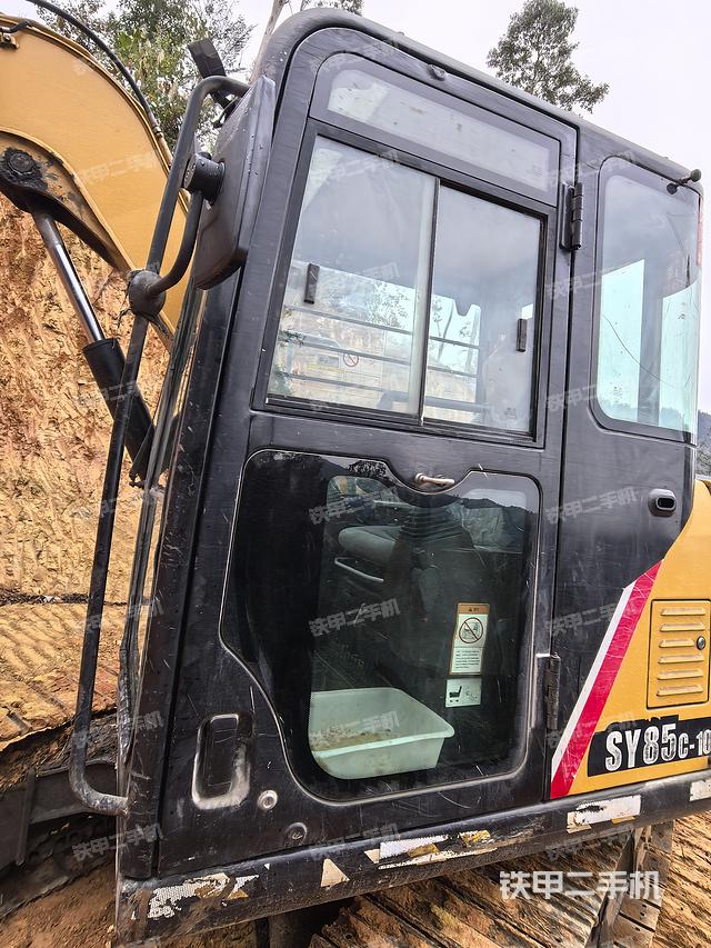 駕駛室整體(整機(jī)外觀) 駕駛室整體(整機(jī)外觀)