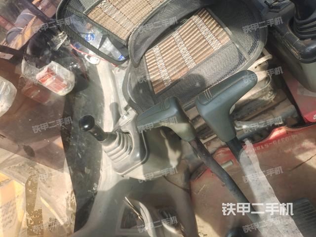 行走控制手柄和踏板?俯拍(駕駛室部分) 行走控制手柄和踏板?俯拍(駕駛室部分)