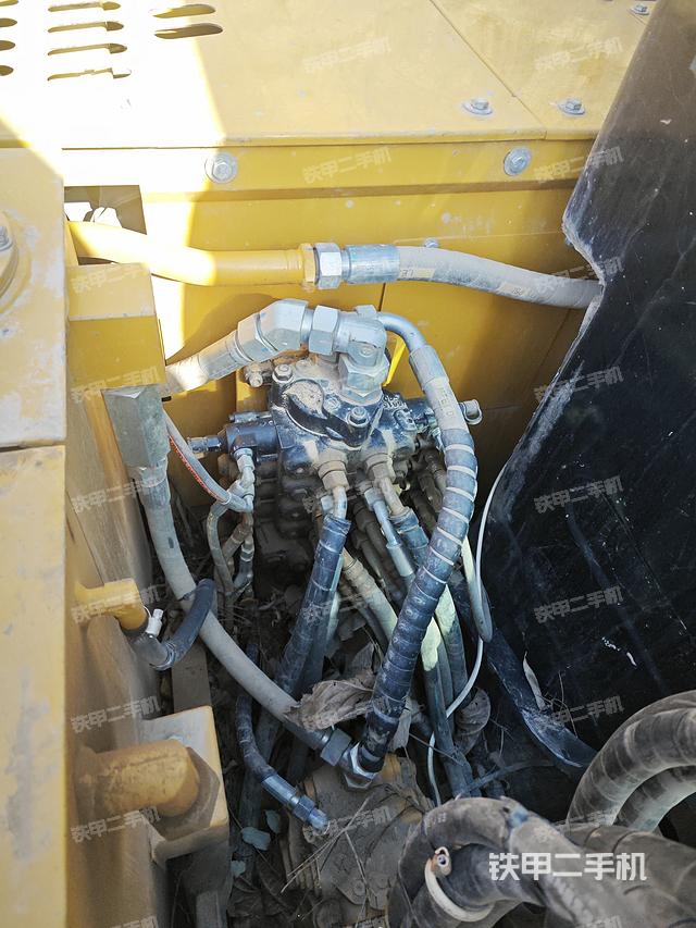 回轉(zhuǎn)馬達(dá)和主控閥（整機(jī)外觀）