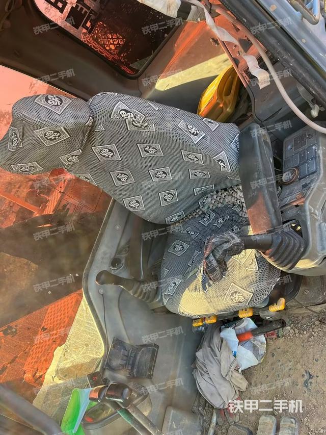 駕駛室整體(整機(jī)外觀) 駕駛室整體(整機(jī)外觀)