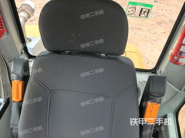 行走控制手柄和踏板?俯拍(駕駛室部分) 行走控制手柄和踏板?俯拍(駕駛室部分)