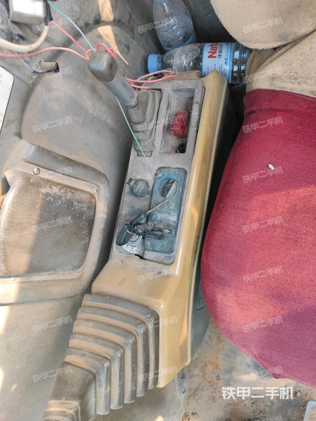 座椅右侧控制台/钥匙门/油门/含右手柄（驾驶室部分）