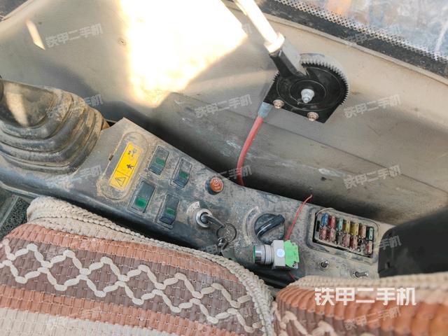 座椅左侧控制台/音响/含左手柄(驾驶室部分) 座椅左侧控制台/音响/含左手柄(驾驶室部分)